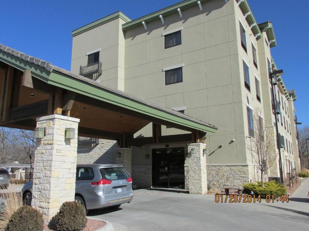 Parkwood Inn & Suites Manhattan Exterior photo